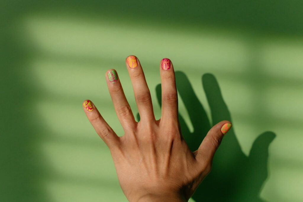 O que significa quebrar as unhas? significa quebrar as unhas